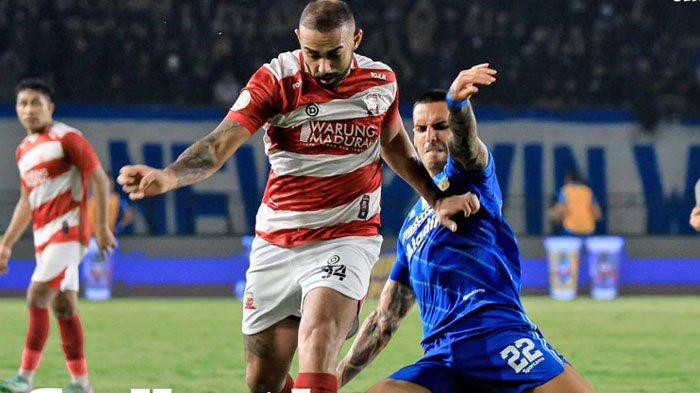 Laga Persib Bandung vs Madura United pada leg pertama babak final championship series Liga 1 2023/2024 di Stadion Si Jalak Harupat Bandung, Minggu (26/5/2024) malam, berakhir dengan skor 3-0 untuk kemenangan tim tuan rumah.