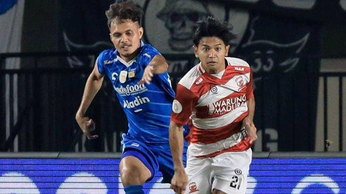 Laga Persib Bandung vs Madura United pada leg pertama babak final championship series Liga 1 2023/2024 di Stadion Si Jalak Harupat Bandung, Minggu (26/5/2024) malam, berakhir dengan skor 3-0 untuk kemenangan tim tuan rumah.