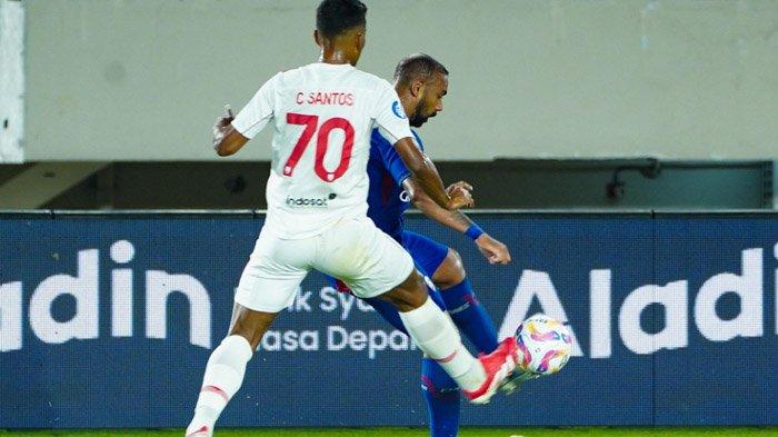 PERTANDINGAN - Laga Persis Solo vs Arema FC pada pekan 30 Liga 1 2024/2025 di Stadion Manahan Solo pada Senin (5/5/2025) berakhir dengan skor 0-1 untuk kemenangan Singo Edan. Arema FC berhasil mengandaskan Persis Solo berkat gol tunggal Arkhan Fikri pada menit 79.