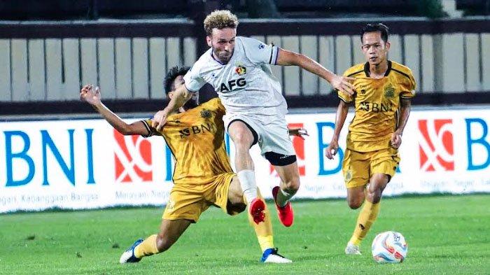 Laga pekan ke-31 antara Bhayangkara FC vs Persik Kediri yang berlangsung di Stadion PTIK Jakarta, Selasa (16/4/2024).