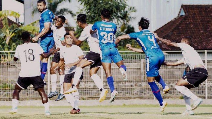 Laga uji coba Arema FC melawan tim promosi PSBS Biak di Lapangan Gelora Samudra, Kuta, Bali pada Sabtu (13/7/2024) berakhir dengan skor imbang 0-0.