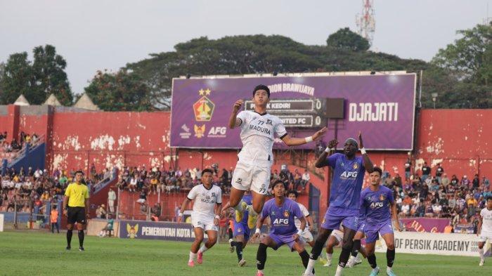 STADION (Arsip) - Laga uji coba Persik Kediri vs Madura United di Stadion Brawijaya Kediri, Sabtu (17/6/2023). Panpel Persik Kediri memastikan, stadion siap menggelar pertandingan malam hari, terutama untuk laga Persik Kediri vs Dewa United pada Sabtu (1/3/2025) pukul 20.30 WIB.
