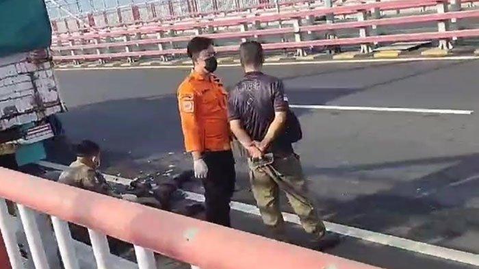 Laka lantas kembali menimpa pengendara sepeda motor Honda Vario setelah menyeruduk kendaraan truk bermuatan garam di jalur mobil KM 3 Jembatan Suramadu sisi Madura, Selasa (3/12/2024)