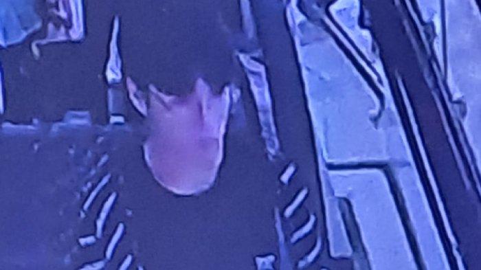 Laki-laki misterius yang terlihat mendekati Jasmine di salah satu mall di Surabaya, Sabtu (28/12/2024), sebelum Jasmine hilang tak bisa dihubungi.