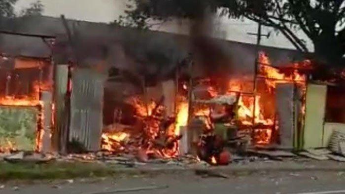 Lapak tambal ban dan lima stan warung di depan Pasar Sukodadi, Jalan Nasional Lamongan, ludes terbakar, Selasa (9/4/2024).