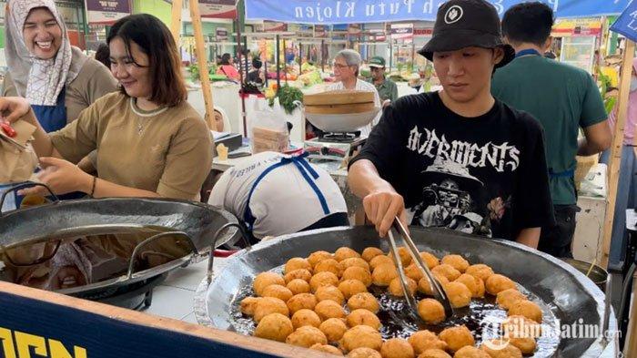 Pedagang saat menggoreng Bakso Goreng atau Bagor Klodjen di Pasar Klojen, Kota Malang, Rabu (31/7/2024)