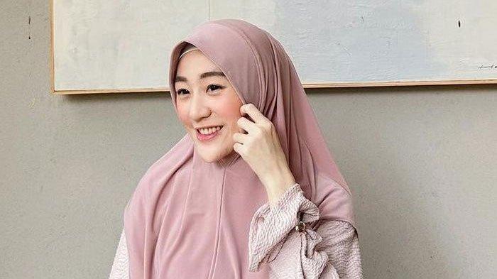 Larissa Chou dikabarkan tengah mengandung anaknya dengan suami barunya, Ikram Rosadi.