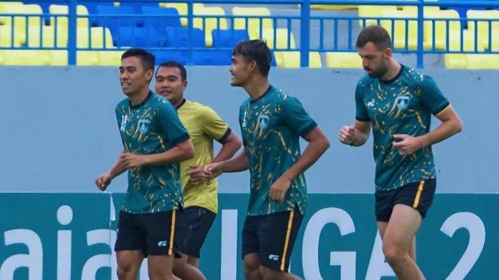 Latihan Gresik United menjelang lawan Persibo Bojonegoro di Stadion Gelora Joko Samudro, Senin (27/1/2025).