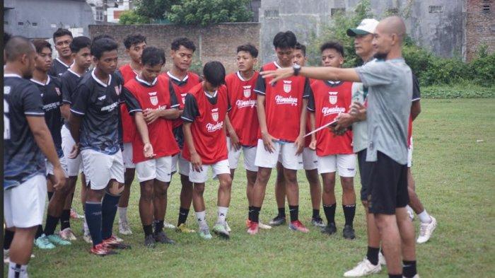 Latihan PSID Jombang di Lapangan Desa Blimbing, Kamis (28/11/2024) sore