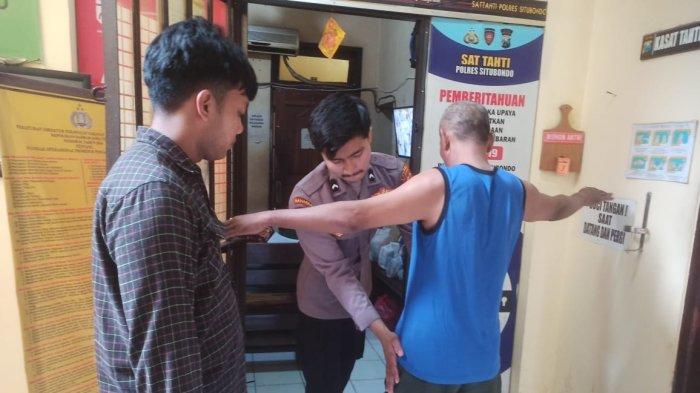 Layani pelanggan togel, seorang pria asal Desa Tanjung Sari, Kecamatan Mangaran, tak berkutik saat dibekuk tim Resmob Polres Situbondo, Senin (19/2/2024) malam.