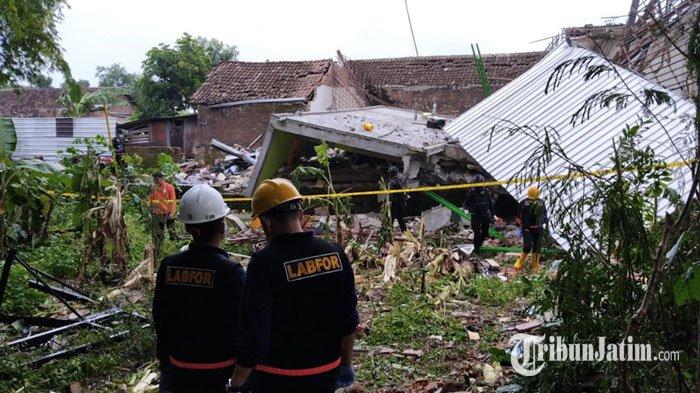 Kondisi rumah hancur usai terjadi ledakan di Desa Sumolawang, Kecamatan Puri, Kabupaten Mojokerto, Senin (13/12/2025).