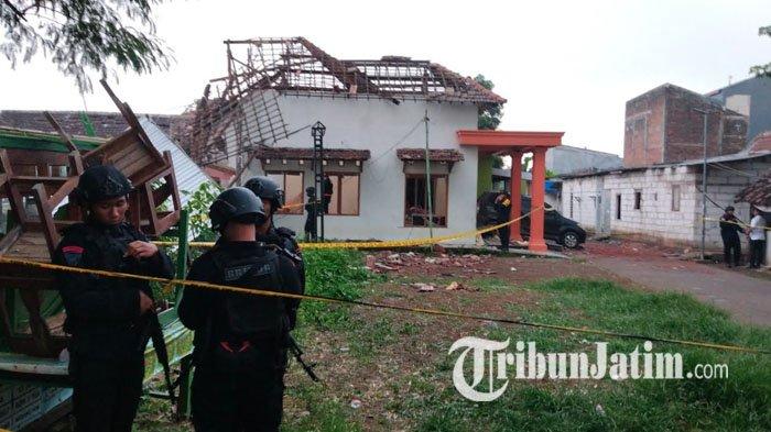 Ledakan di rumah polisi di Desa Sumolawang, Kecamatan Puri, Kabupaten Mojokerto, Jawa Timur, Senin (13/1/2025) mengakibatkan dua orang tewas.