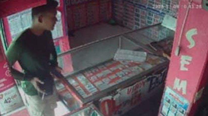 Lelaki yang diduga menipu Charisul pakai modus top up saldo ovo terekam kamera CCTV.