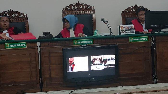 Leni Eliazar diadili secara daring atas dugaan menipu teman-temannya investasi voucher belanja di Pengadilan Negeri Surabaya. Total nilai kerugian para korban senilai Rp16,5 miliar.