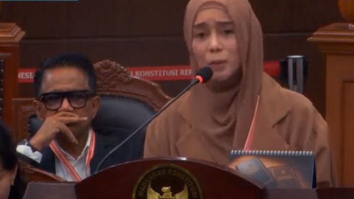 MENANGIS - Pedangdut Lesti Kejora menangis saat bersaksi di sidang gugatan UU Hak Cipta di Mahkamah Konstitusi, Selasa (22/7/2025). Ia menyebut lagu ciptaan Yoni Dores.