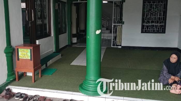 MALING DI MASJID - Letak pilar serambi Masjid Jami Fathurrohman, Jalan Ahmad Yani Utara, Kecamatan Blimbing, Kota Malang, yang menjadi lokasi pencurian tas milik jemaah saat didatangi TribunJatim.com, Senin (24/2/2025). Atas kejadian tersebut, korban pemiliki tas mengalami kerugian sekitar Rp 4,5 juta. 