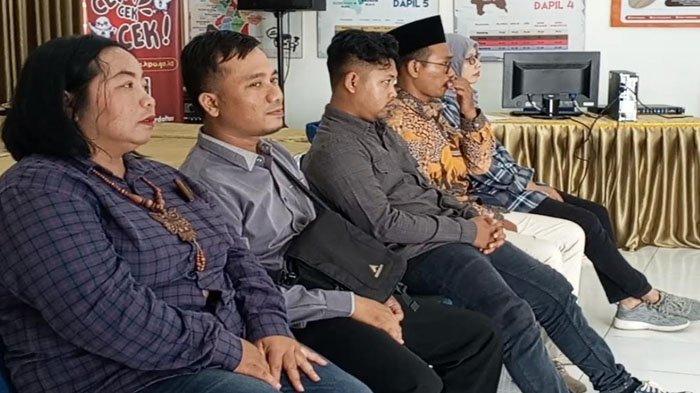 Lima anggota PPK Kecamatan Boyolangu mendengarkan sidang putusan majelis etik, di Kantor KPU Tulungagung, Kamis (7/3/2024)
