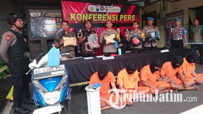 Lima pendekar anggota perguruan pencak silat ditangkap karena melakukan pengeroyokan terhadap anggota perguruan silat lain, Jumat (12/7/2024). Mereka ditangkap dari 3 kasus berbeda di akhir Juni dan awal Juli 2024.