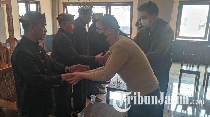 Lima orang saksi kasus kebakaran Bukit Teletubbies blok Padang Savana, kawasan Gunung Bromo, Jawa Timur, meminta maaf ke warga Tengger, Jumat (15/9/2023).