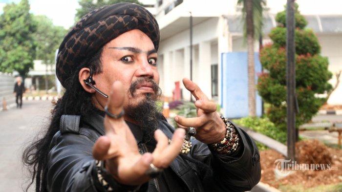 DITERIAKI SETAN - Foto arsip master Limbad pada 218 silam. Penampilan pesulap Limbad dengan gigi bertaringnya. Limbad membuat petugas imigrasi ketakutan saat melaksanakan ibadah umrah pada 2025, Minggu (6/7/2025).