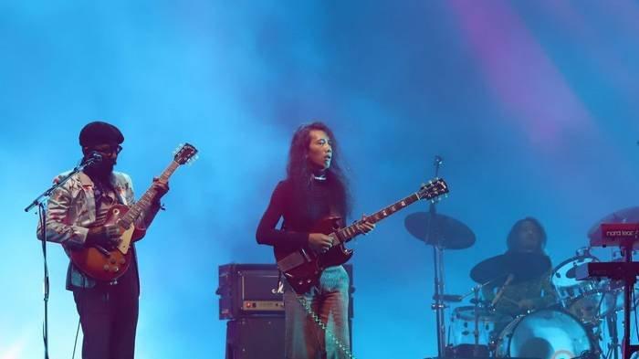 ARTI LIRIK LAGU - Aksi panggung grup band The Sigit yang beranggotakan saat tampil di Acara Joyland Festival 2024 di Lapangan Baseball, Gelora Bung Karno, Senayan, Jakarta Selatan, Jumat (22/11/2024). Simak lirik lagu All The Time dari The Sigit.