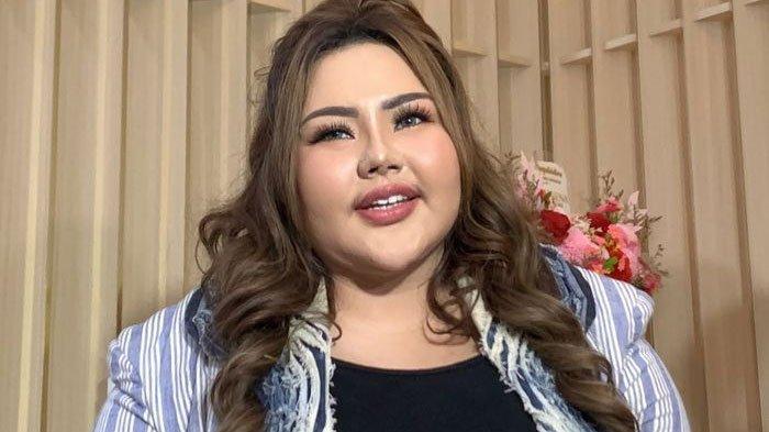 NAMA PANGGUNG - Lisa Mariana saat ditemui di kawasan Kemang, Jakarta Selatan, Sabtu (31/5/2025). Lisa kini pakai RK untuk nama panggungnya.