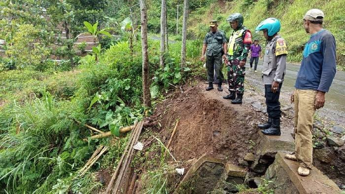 Lokasi bangunan yang roboh di Dusun Badut, Desa Jugo, Kecamatan Mojo, Kabupaten Kediri dan menelan korban jiwa