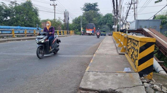 PERAMPOKAN PENEMBAKAN GRESIK - Lokasi jembatan Krikilan, Driyorejo, Gresik tempat perampokan disertai penembakan, Senin (14/4/2025). Seorang warga yang ikut menolong menjadi korban penembakan.