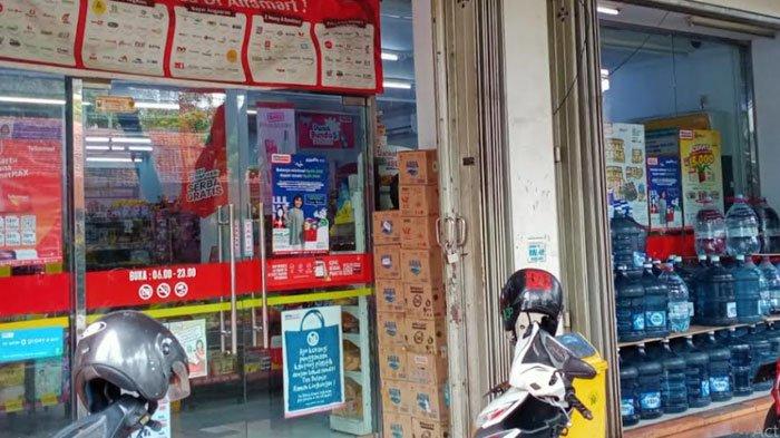 Petugas polisi melakukan penyelidikan di minimarket