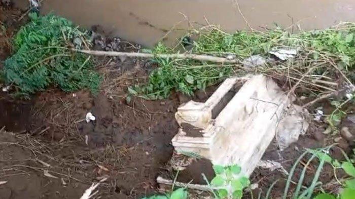 Lokasi makam dekat Sungai Dinoyo di Desa/Kecamatan Rambipuji Jember yang ambles.