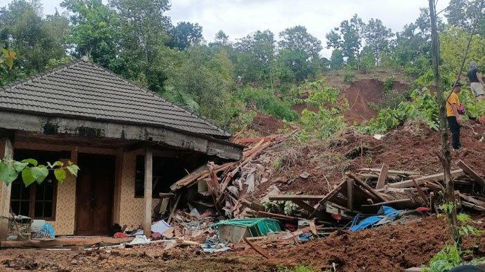 Longsor di Kecamatan Wonosalam Jombang Akibat Hujan Deras yang Turun Seharian.