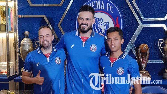 Arema FC memperkenalkan tiga penggawa anyar di musim ini. Dua di antaranya ialah pemain, yakni Lucas Frigeri dan Shulton Fajar. Kemudian ada satu lagi pelatih kiper yang didatangkan langsung dari Portugal, yakni Tiago Simoes. Ketiganya diperkenalkan langsung di Kandang Singa Malang, Jawa Timur (Jatim), pada Sabtu (6/7/2024).