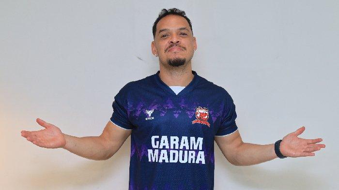 Lulinha, salah satu pemain asing Madura United musim 2024/2025 menggunakan jersey khusus di Piala Presiden 2024 dengan tulisan 