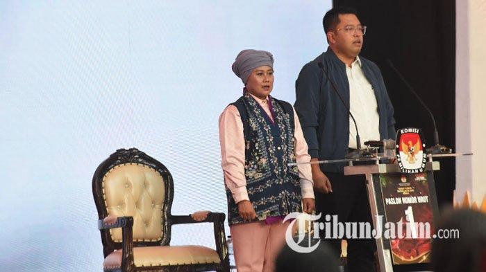 Pasangan Calon Gubernur dan Wakil Gubernur Jawa Timur nomor urut 1, Luluk Nur Hamidah-Lukmanul Khakim, dalam debat kedua Pilgub Jatim 2024, di Grand City Convention Surabaya, Minggu (3/11/2024) malam. 