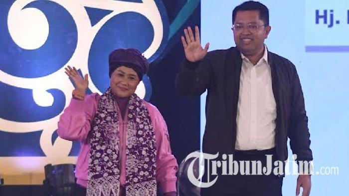 Pasangan Calon Gubernur dan Wakil Gubernur Jawa Timur, Luluk Nur Hamidah-Lukmanul Khakim saat debat ketiga yang digelar KPU Jawa Timur di Grand City Convention Center Surabaya, Senin (18/11/2024).