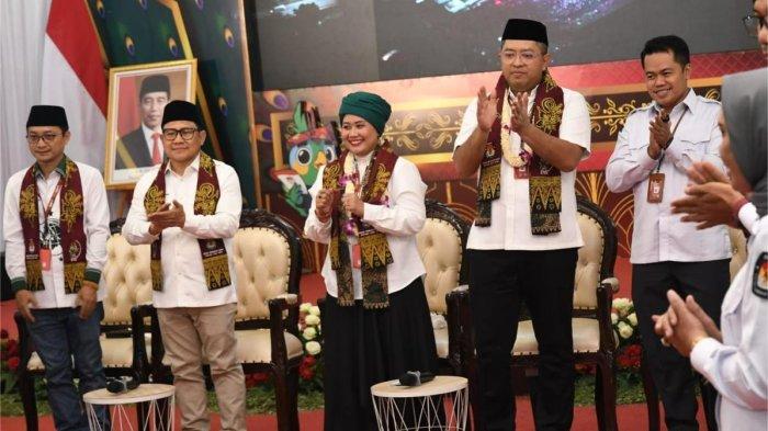 Luluk Nur Hamidah dan Lukmanul Khakim yang diusung oleh PKB resmi mendaftar di KPU Jatim untuk Pilgub 2024, Kamis (29/8/2024) malam. Mereka diantar langsung oleh Ketua Umum PKB Abdul Muhaimin Iskandar. 