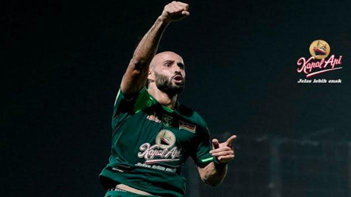M Rashid melakukan selebrasi usai menjebol gawang Madura United di Stadion Gelora Bangkalan (SGB), Senin (2/12/2024) malam ini. Skor 0-1 untuk Persebaya hingga babak pertama