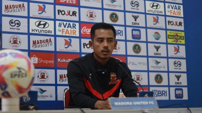 MADURA UNITED vs PERSIS SOLO: Bek Madura United FC, Taufik Hidayat saat konferensi pers jelang melawan Persis Solo di Stadion Gelora Bangkalan, Jumat (31/1/2025).