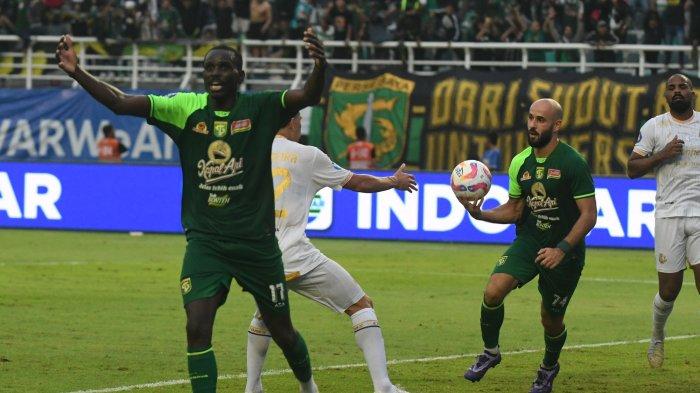 MENANG DRAMATIS - Pemain Persebaya Flavio G Silva (17) melakukan selebrasi dengan rekan satu tim usai mencetak gol ke gawang Arema  di Stadion Gelora Bung Tomo (GBT) Surabaya, Sabtu (7/12/2024). Pada laga Liga 1 musim 2024/2025 Matchday ke-13 Persebaya vs Arema ini Flavio menyumbang dua gol dan Persebaya mengalahkan Arema dengan skor akhir 3-2. (SURYA/HABIBUR ROHMAN)