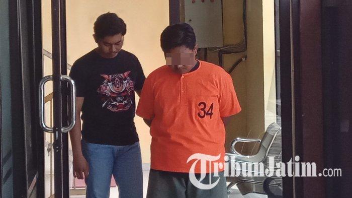 MM, guru MI cabul saat dikeler menuju ruang pemeriksaan Satreskrim Polres Bojonegoro, Rabu (20/3/2024) siang.