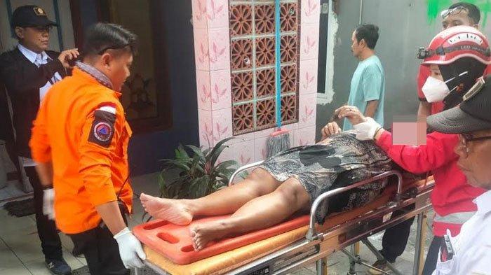 MS dievakuasi petugas ke RSUD dr Soetomo Surabaya lantaran di tubuhnya banyak terdapat luka sayatan, Rabu (30/8/2023). Diduga MS terluka karena ulah sang istri.