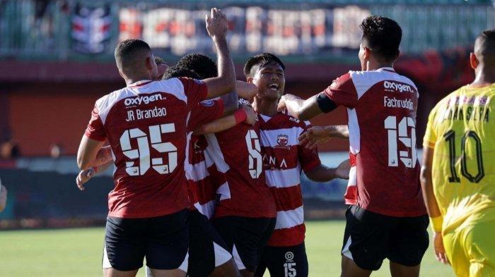 Madura United memimpin 3-2 atas Persik Kediri di babak pertama