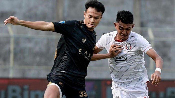 Madura United vs Arema FC - Pemain Madura United, Koko Ari Araya (kiri) berduel dengan pemain Arema FC, di Stadion Gelora Bangkalan, Selasa (30/4/2024) sore. Laga berakhir imbang 0-0.