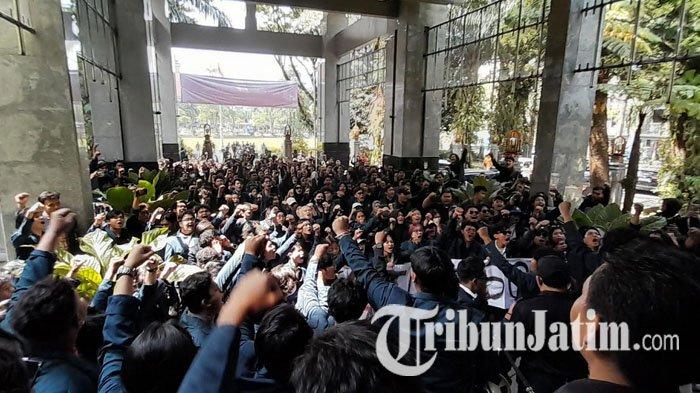 Mahasiswa Universitas Brawijaya (UB) Malang lewat Amarah (Aliansi Mahasiswa Resah) Brawijaya melakukan aksi terkait diberlakukannya 12 golongan baru, untuk mahasiswa baru angkatan 2024, Rabu (22/5/2024).