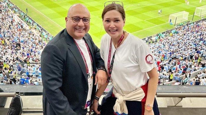 Maia Estianty bagikan video singkat perlihatkan momen tak biasa dengan Irwan Mussry. Ia asyik pamer perlakuan manis sang suami yang menjadikannya bak seorang ratu hingga bikin fans ikut mesem.