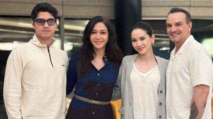 OGAH IKUT CAMPUR - Musisi Maia Estiany bersama anaknya, Al Ghazali dan Alyssa Daguise serta calon besan. Maia ogah ikut campur konsep pernikahan Al. Hal ini berbeda dengan Ahmad Dhani, Selasa (6/5/2025).