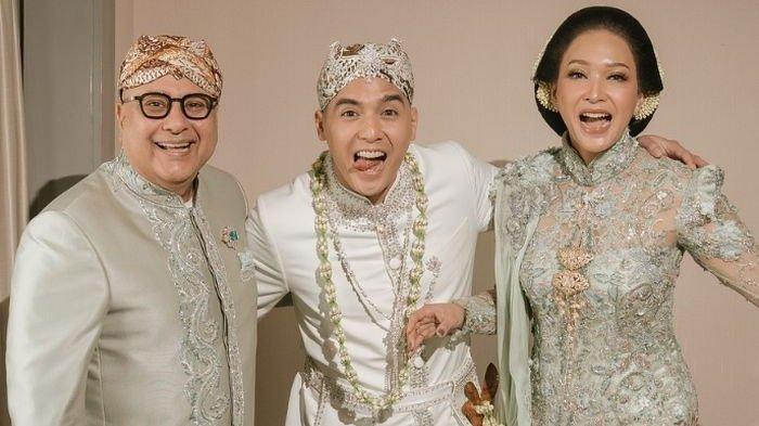 POTRET KELUARGA - Musisi Maia Estianty dan suaminya, Irwan Mussry di acara akad nikah Al Ghazali dengan Alyssa Daguise, Senin (16/6/2025). Irwan diketahui jarang di rumah dan lebih memilih tinggal di apartemen.