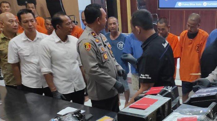 Sejumlah komputer yang menjadi barang bukti kasus judi online dan para tersangka diamankan di Polres Blitar Kota, Jumat (6/12/2024).