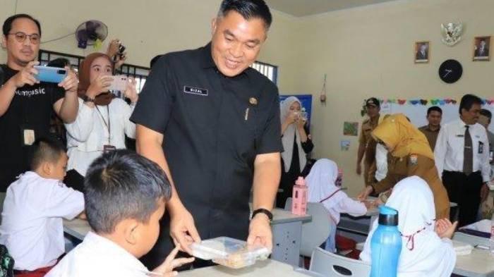 Makan Bergizi Gratis di SD Negeri 25 Palembang, Senin (6/1/2025).