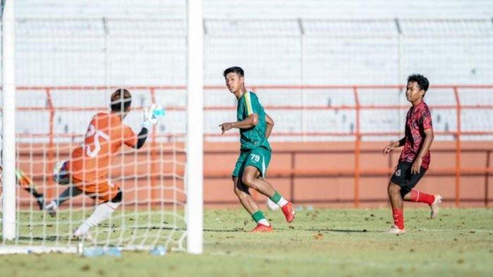 Malik Risaldi mencetak gol ke gawang Maestro FC dalam laga uji coba di Stadion Gelora 10 Nopember Surabaya, Kamis (5/9/2024). Pertandingan untuk mengisi jeda FIFA Matchday ini berkesudahan 8-2 untuk kemenangan skuad Bajul Ijo.